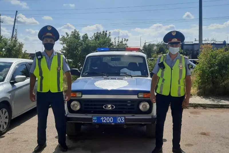 Полицейские эвакуировали людей из горящего дома в Акмолинской области