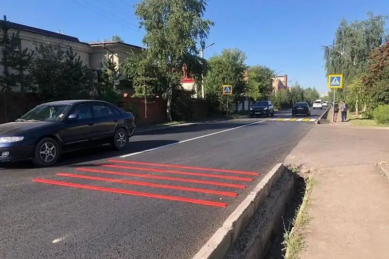 В столице перед пешеходными переходами появились красные шумовые полосы