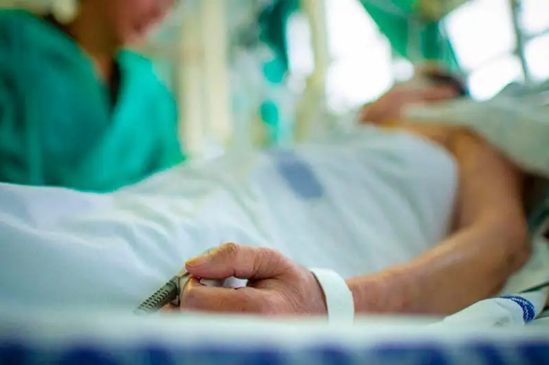 Аким Атырауской области навестил раненых полицейских