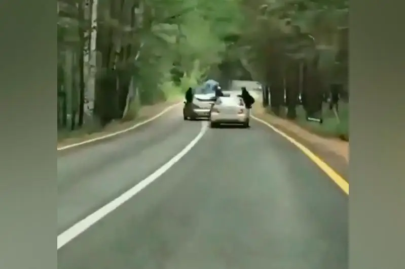 Трое водителей устроили опасную езду по серпантину в Бурабае