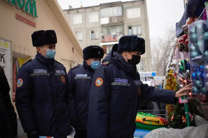 ShQO qutqarýshylary pırotehnıkanyń qaýpin kórsetý úshin eksperıment jasady