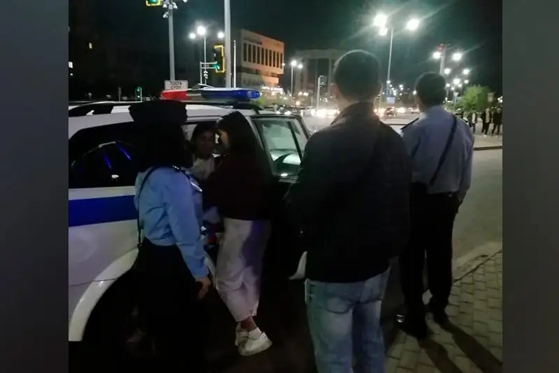 Гуляющих по ночам подростков выявили в столице