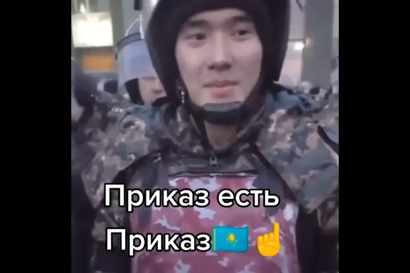 Военнослужащий из Актобе остался верен присяге - в соцсети обсуждают видео с митинга