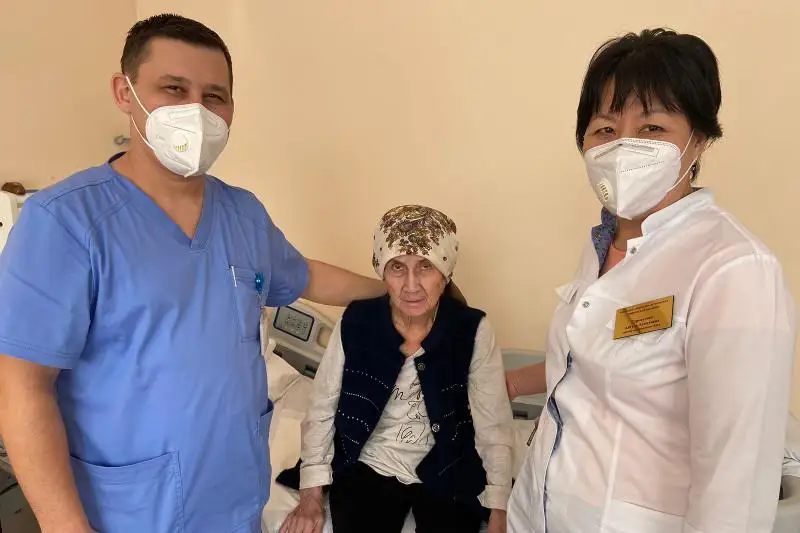 80-летнюю женщину с переломом шейки бедра поставили на ноги врачи в Алматы
