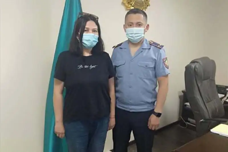 Утерянную барсетку с двумя млн тенге вернули семейной паре карагандинские полицейские
