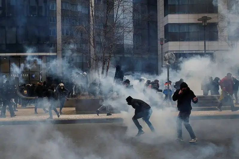 Трое полицейских получили ранения в ходе беспорядков в Брюсселе
