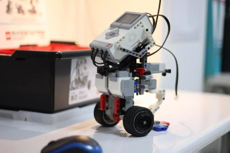 Около трех тысяч кабинетов робототехники открылись в казахстанских школах