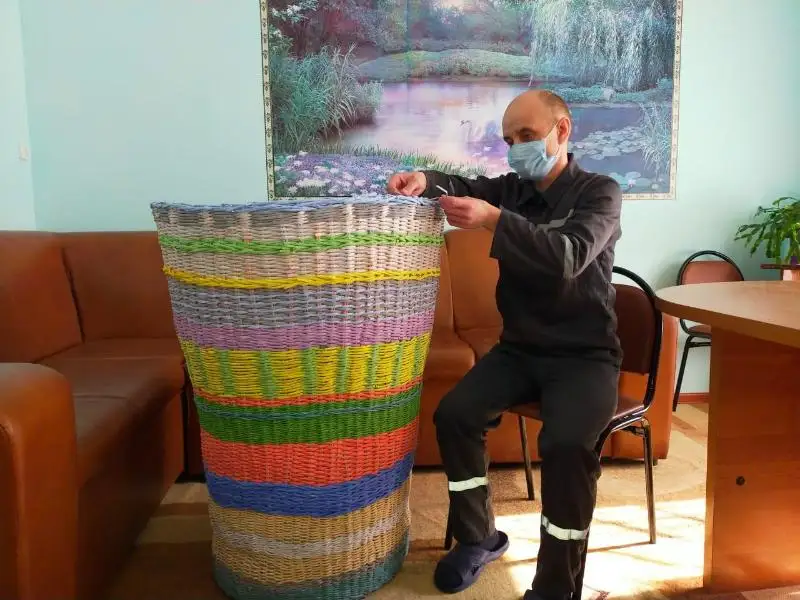 Огромную корзину из бумажной лозы сплели в Карагандинской области