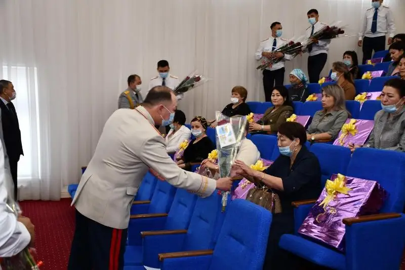 Акмолинские полицейские сняли фильм о жизни жен погибших при исполнении коллег