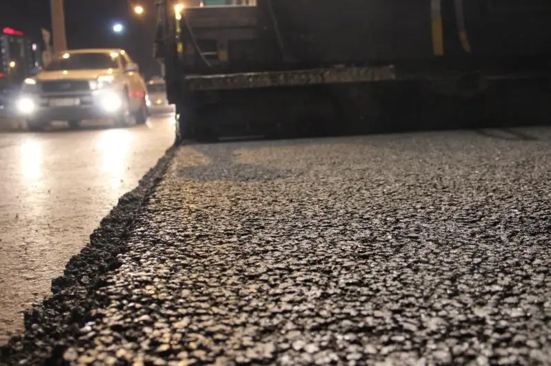 При 14 градусах мороза ремонтировали дорогу в Актобе