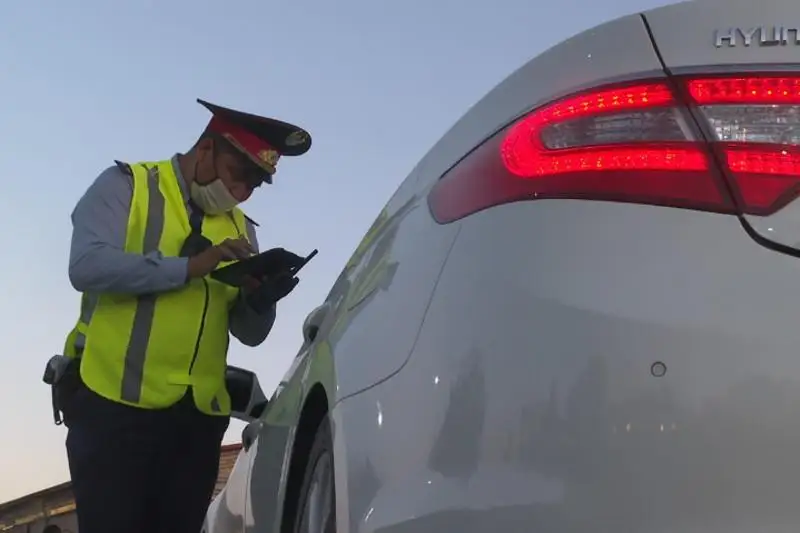 Авто сразу девяти должников водворили на штрафстоянку в Туркестанской области