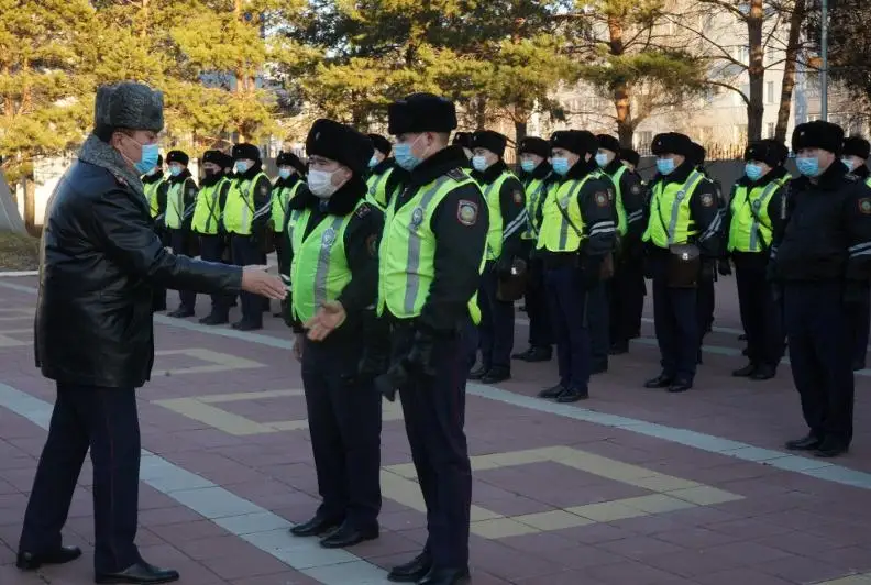 Спасших 17-летнего парня при прыжке с моста полицейских наградили в Костанае