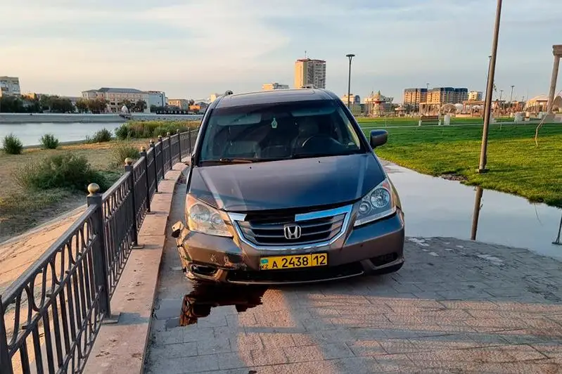 Водитель снес часть ограждения набережной Урала в Атырау