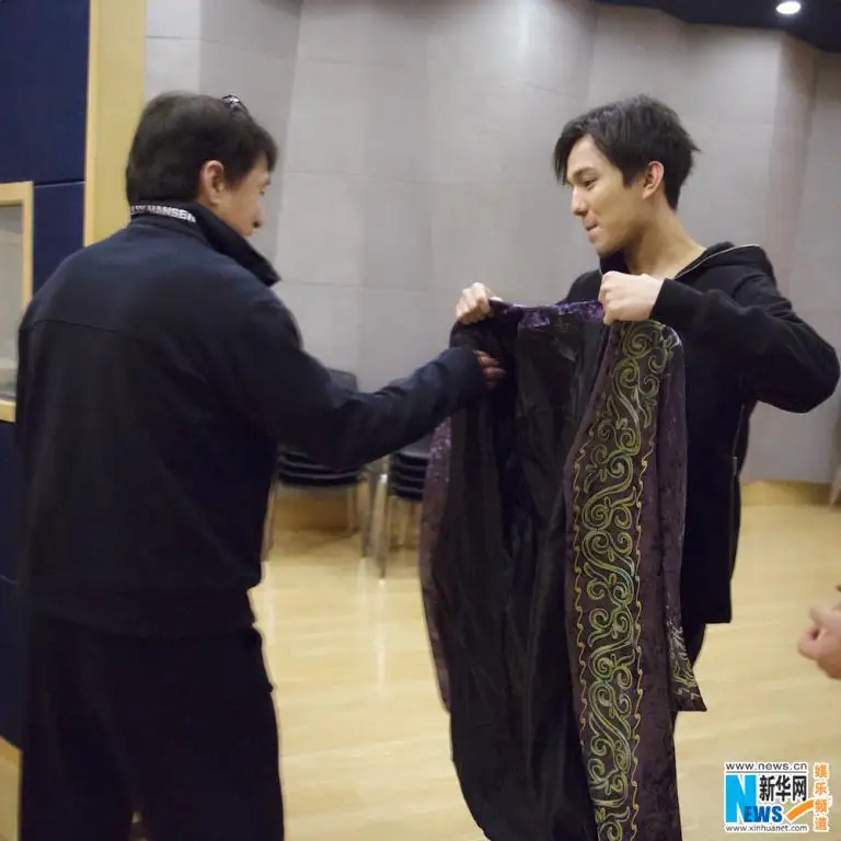 Джеки Чанның Димаш Құдайбергенге үйреткен биі