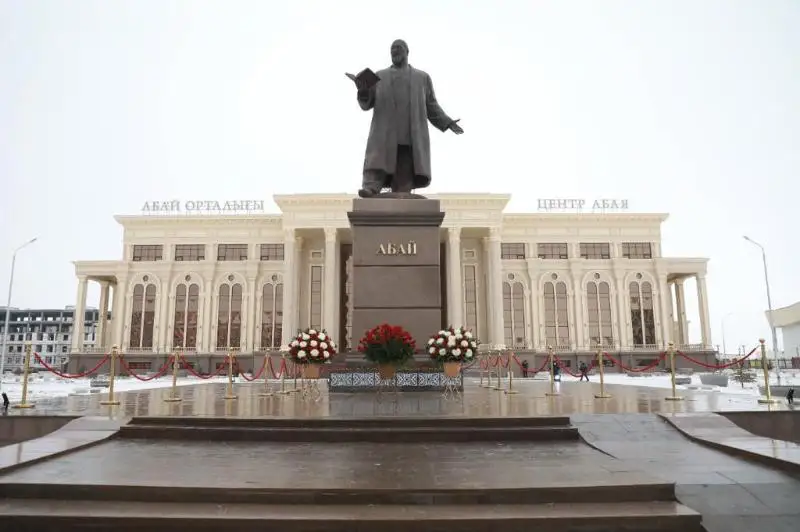 Памятник Абаю открыли в Атырау