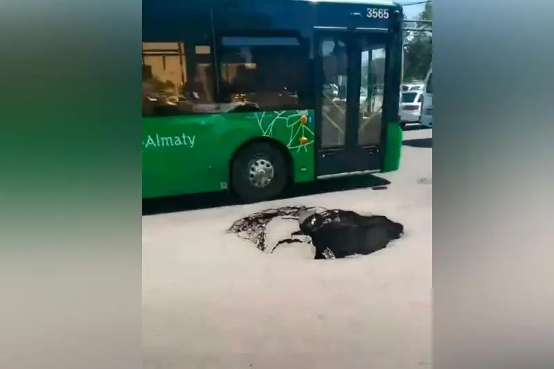 Almatyda asfalt opyrylyp, kósheniń ortasynda úlken shuńqyr paıda boldy