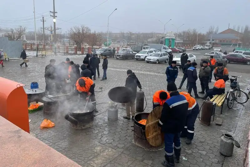 Tótenshe jaǵdaı: Qazaly jurtshylyǵy jolda qalǵan jolaýshylarǵa kómektesti