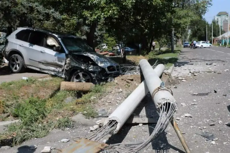 Автомобиль снес бетонные столбы в Алматы