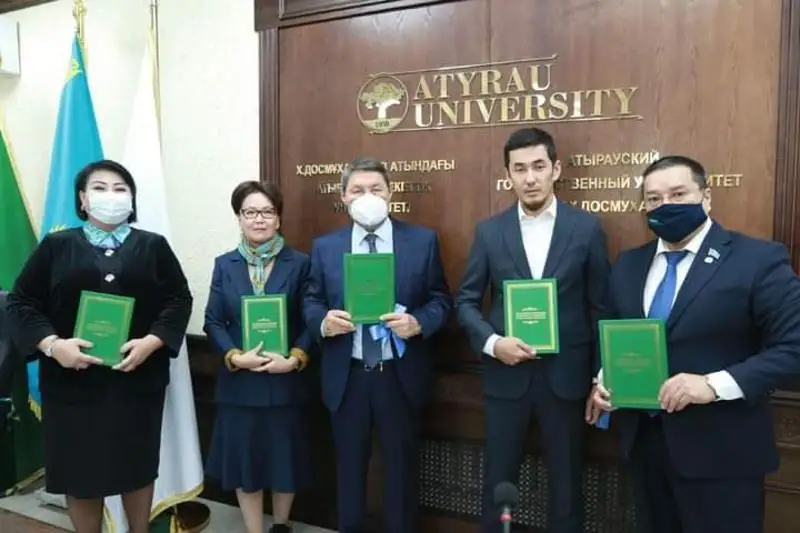 Юбилей писателя Рахимжана Отарбаева отметили в Атырау