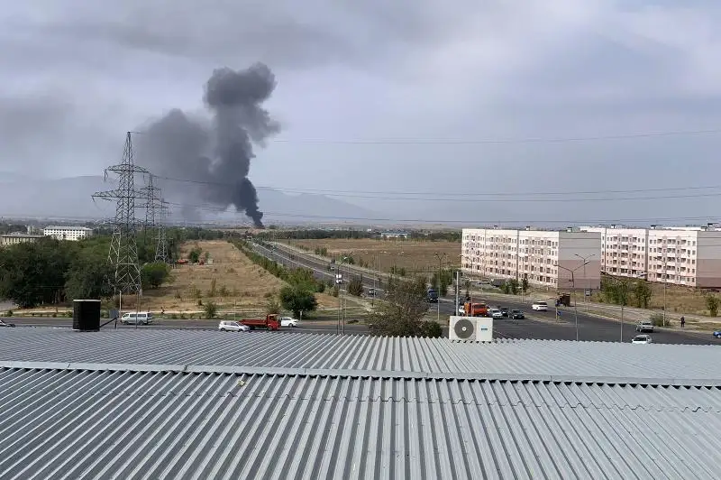 Густой дым от пожара встревожил жителей Алматы