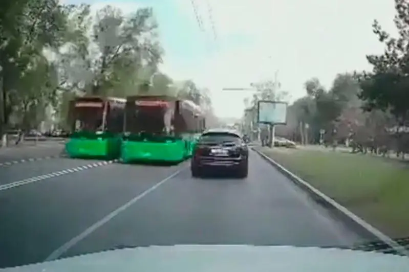 Ехавшего по встречке водителя автобуса накажут в Алматы