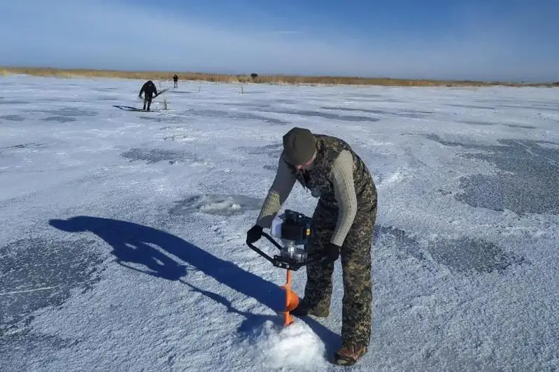 Рыбу от зимнего замора спасают на водоёмах Карагандинской области