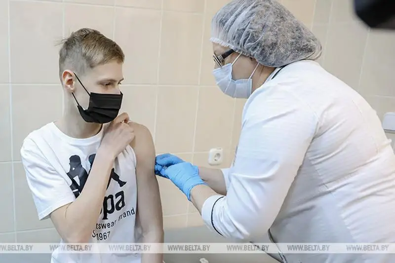 Вакцинация подростков против COVID-19 началась в Беларуси