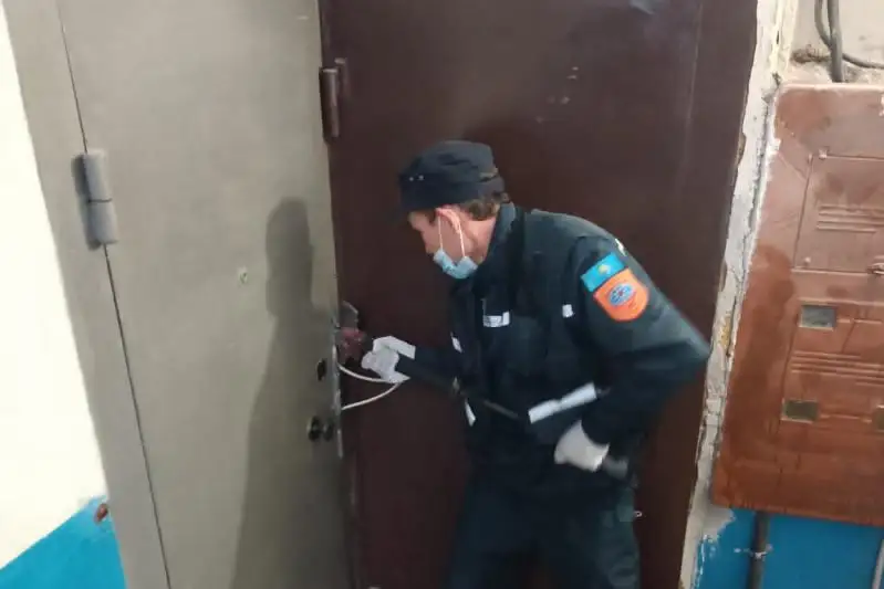 Павлодарским спасателям пришлось вскрывать квартиры, где скончались одинокие хозяева