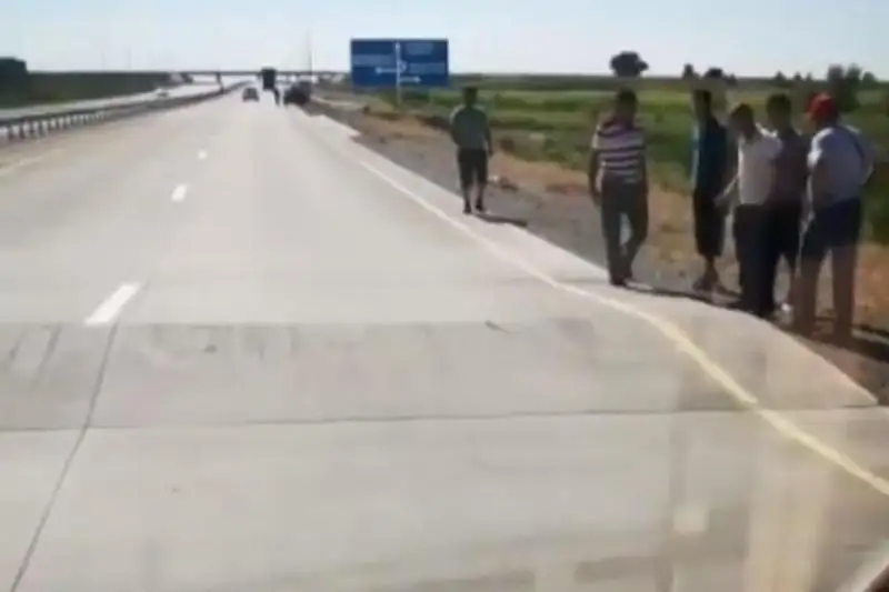 На бетонной трассе Алматы-Хоргос из-за жары поднялись плиты