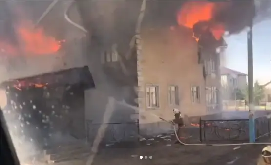 В ВКО пожар охватил сельскую гостиницу и кафе