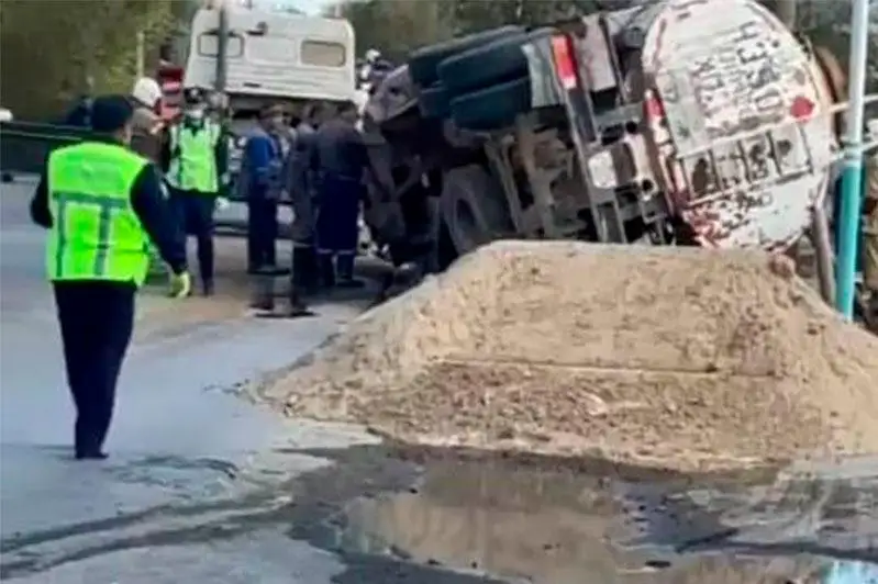 Qyzylordada aýdarylyp qalǵan júk kóligindegi janarmaı turǵyn úılerge qaýip tóndirdi