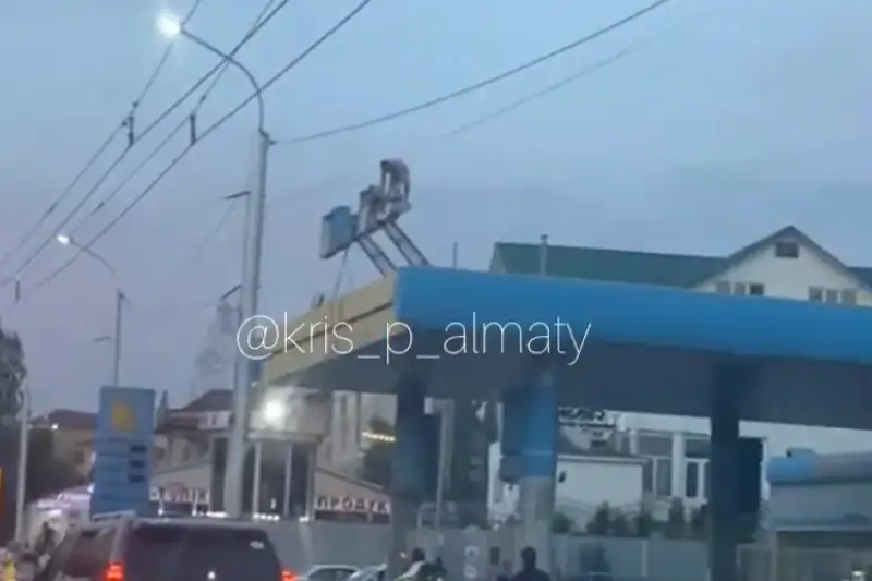 Мужчина на крыше АЗС напугал алматинцев