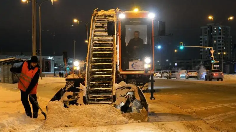 Свыше двух тысяч дорожных рабочих ежедневно убирают снег в Нур-Султане