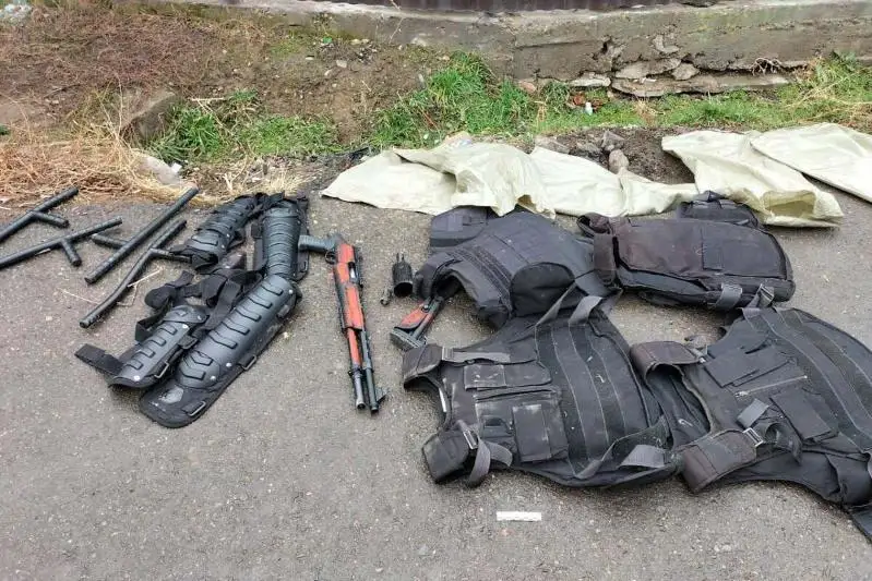 Упаковку огнестрельного оружия нашли полицейские Тараза в канаве