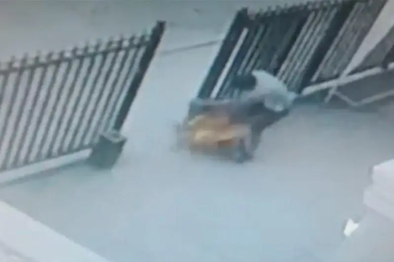 Ограбление женщины попало на видео в Атырау