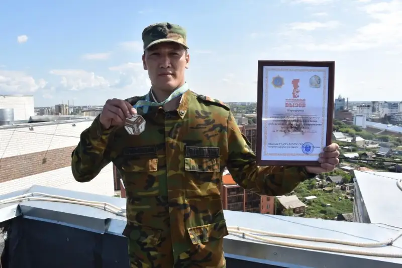 Менее чем за две минуты поднялся на 18-й этаж спасатель в СКО