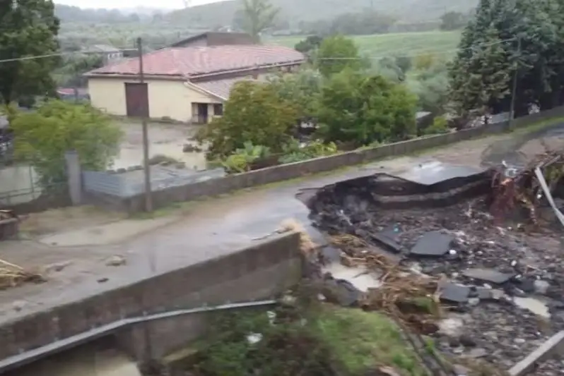 Сильные ливни вызвали разрушительное наводнение на Сицилии