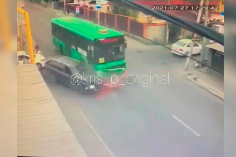 Жесткое столкновение автобуса с легковушкой попало на видео в Алматы
