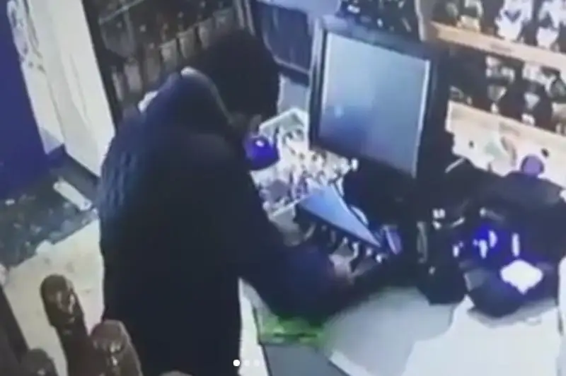 Ночное ограбление магазина в центре Алматы попало на видео