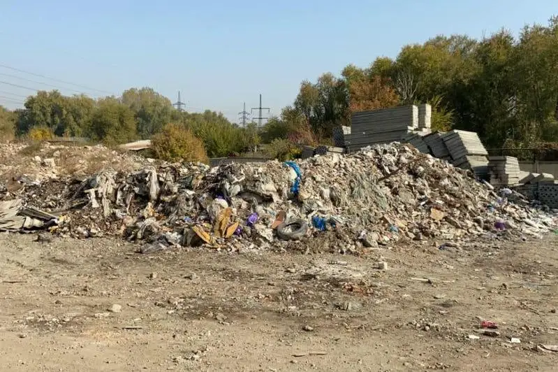 Almatyda ruqsat etilmegen  eki iri qoqys úıindisi anyqtaldy