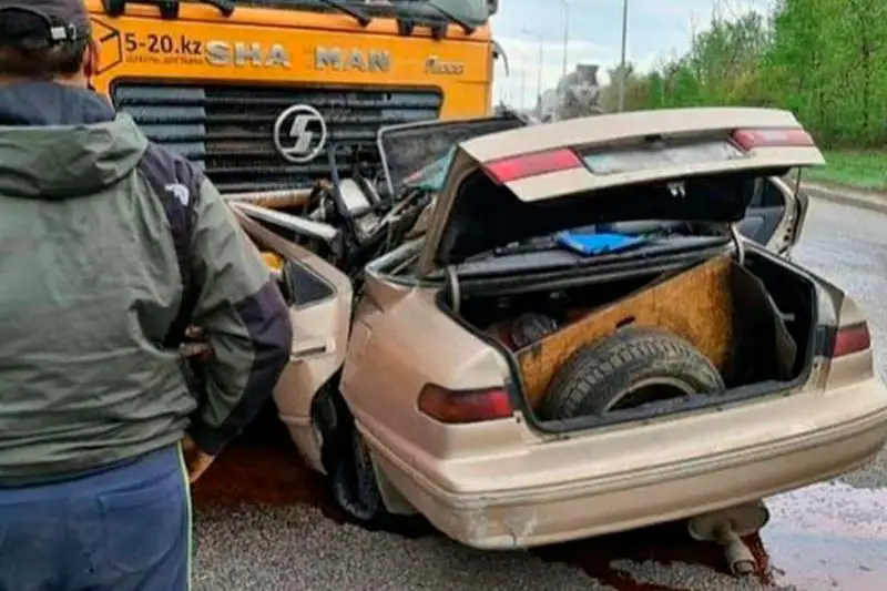 Elordada Toyota Camry aýyr júk kóliktiń astyna kirip ketti