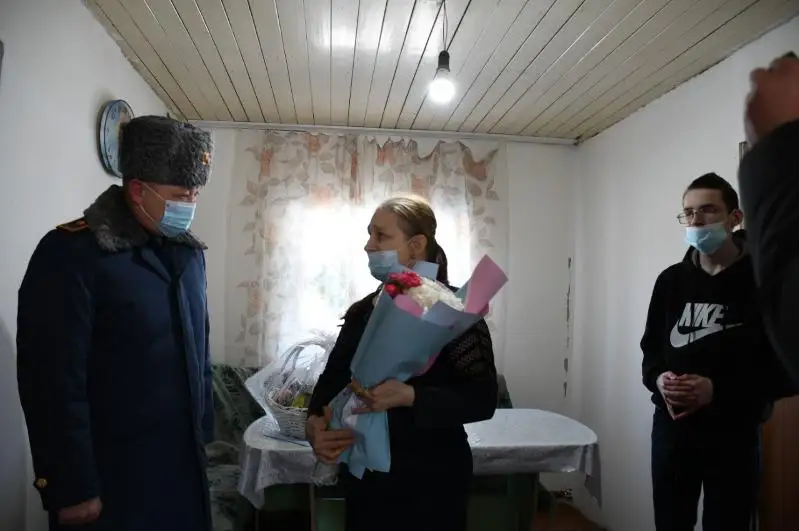 Aqmola oblysynyń bas polıtseıi qaza tapqan áriptesiniń otbasyn merekemen quttyqtady