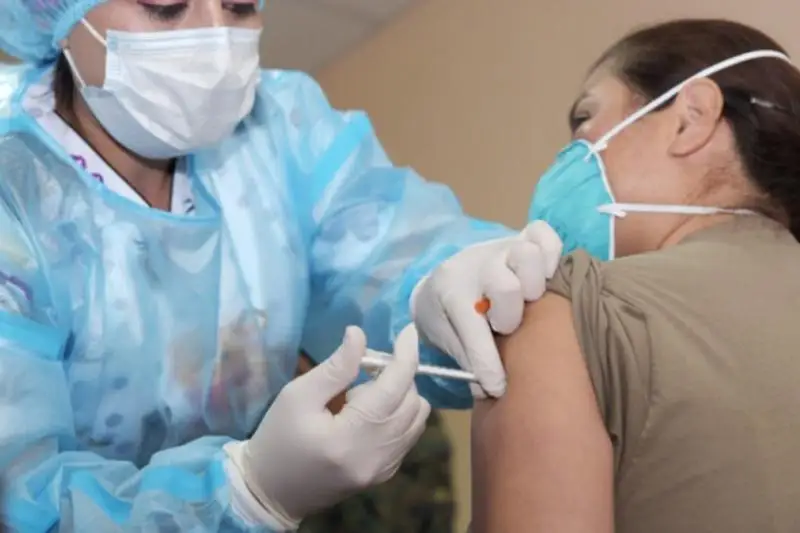 Более 12 тысяч педагогов в ВКО защитились от коронавируса