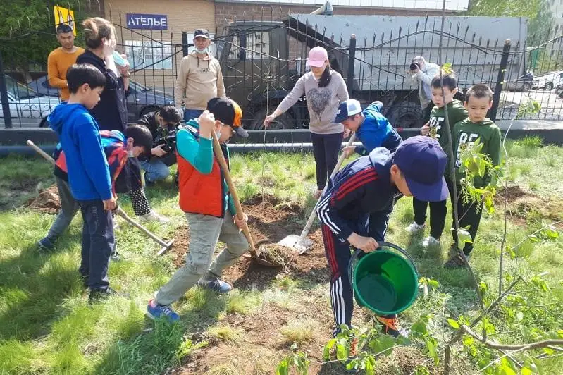 Сад памяти: Столичные школьники вместе с родителями посадили саженцы