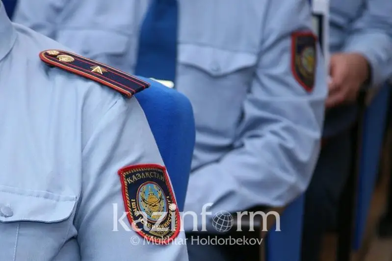 Двух полицейских оштрафовали за взятку в Алматинской области