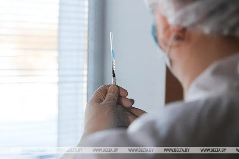Вакцинированные против COVID-19 переносят омикрон значительно легче - Минздрав Беларуси