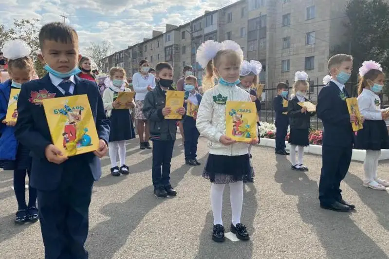 Около 500 школ начали новый учебный год в традиционном формате в Карагандинской области