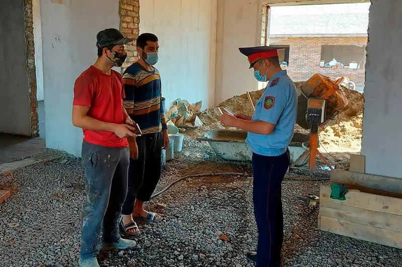 Семь  лет без документов: полицейские Костаная помогли жителю Таджикистана вернуться домой