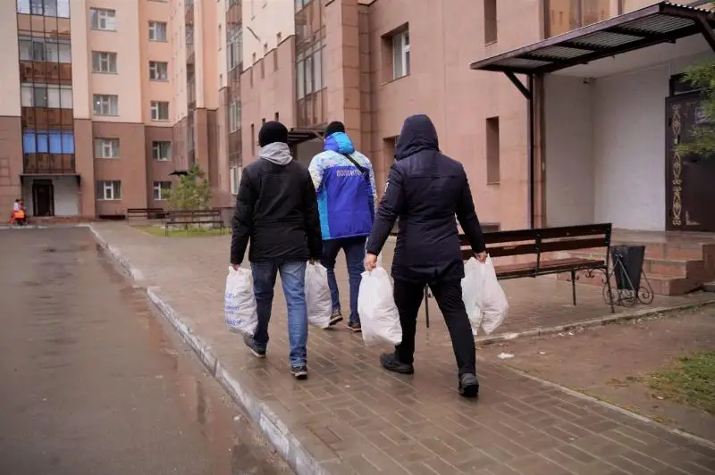 В Нур-Султане малообеспеченным семьям вручили продуктовые корзины