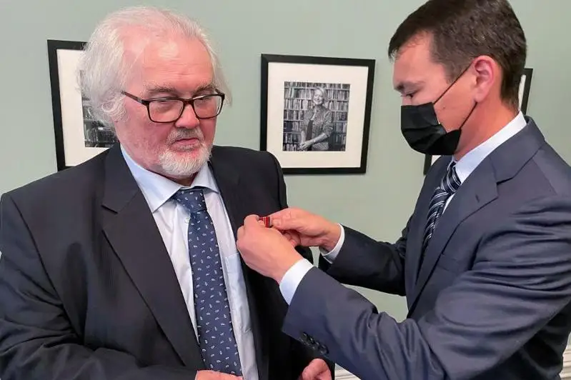 Известным британским поэтам вручили казахстанские награды